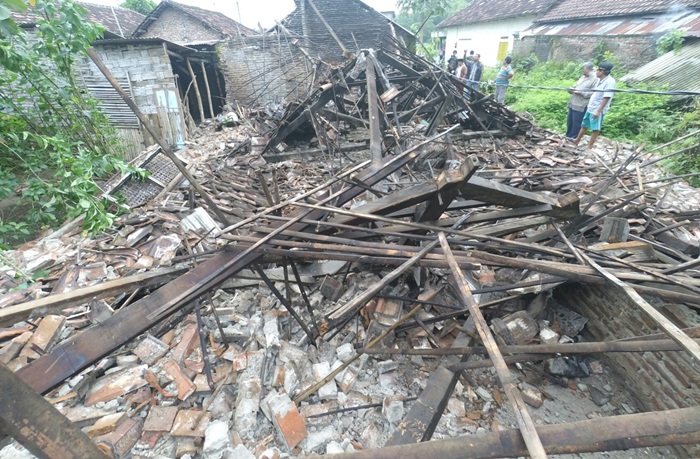 Dua Rumah di Sumobito Jombang Ambruk Diterjang Puting Beliung