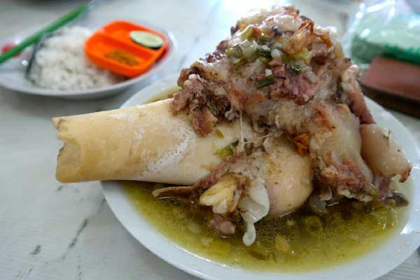 Tampilan Kaldu Kokot. Sluuuurp. foto: ozy UTM/ BANGSAONLINE