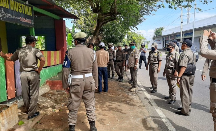 Satpol PP Sumenep saat akan membongkar paksa Kedai Mustika.