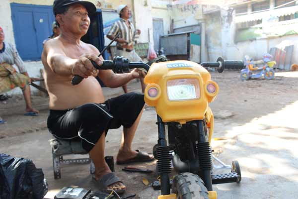 Kereta Bayi Bekas di Pasar Gembong Surabaya Diminati Ibu-ibu karena Murah