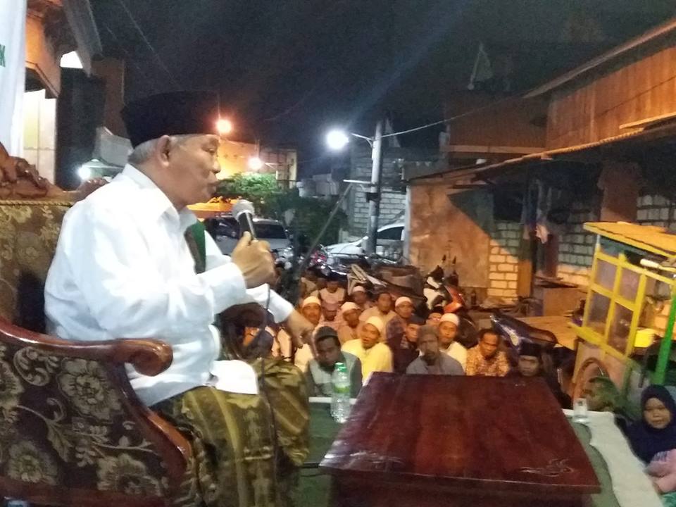 Dr KH Asep Saifuddin Chalim, MA saat menyampaikan mauidzah hasanah di kawasan Kalianak Timur Gang Lebar Surabaya, Ahad malam (5/8/2018). Foto: bangsaonline.com