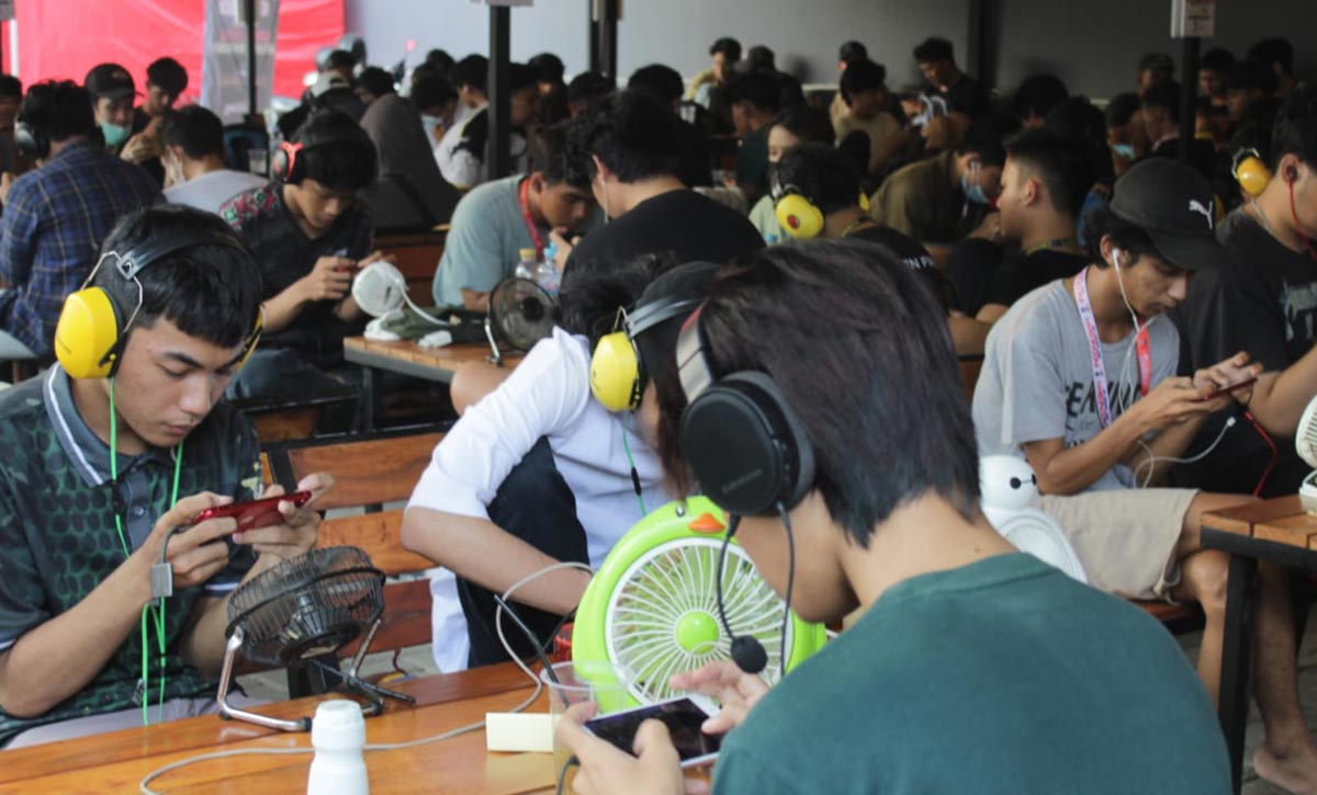 Tampak antusiasme para peserta Indonesian Esport Tournament 2022 yang digelar oleh Komunitas Esport Sawunggaling.