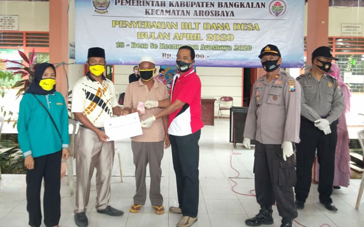 Penyerahan BLT-DD dilakukan di kantor Kecamatan Arosbaya.
