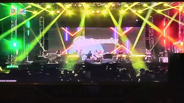 Ribu warga hadir menikmati gelaran pesta rakyat yang berlangsung di Lapangan Raden Wijaya, Surodinawan.