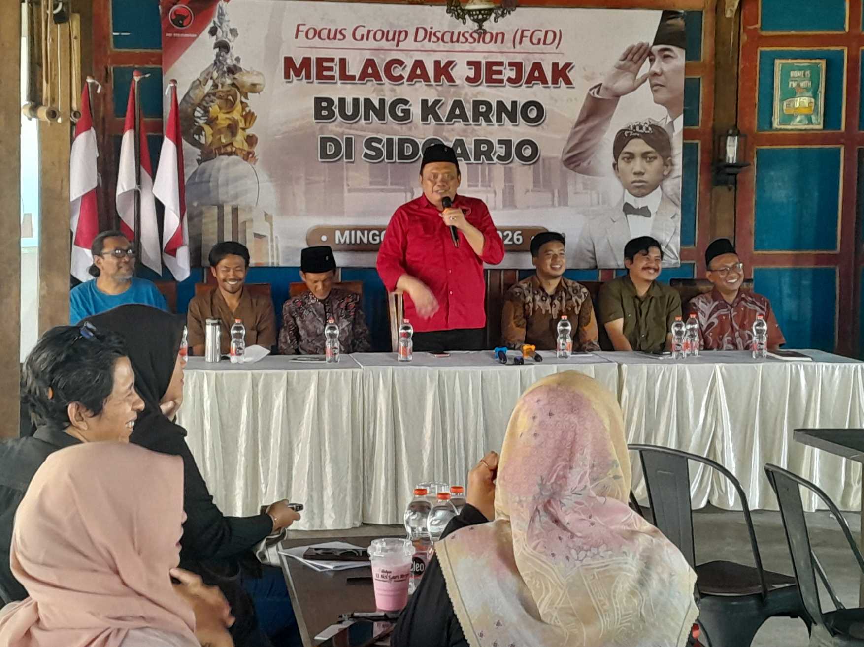 FGD bertajuk "Melacak Jejak Bung Karno di Sidoarjo" yang digelar DPC PDIP Sidoarjo, Minggu (21/6/2026). foto: Mustain/BANGSAONLINE
