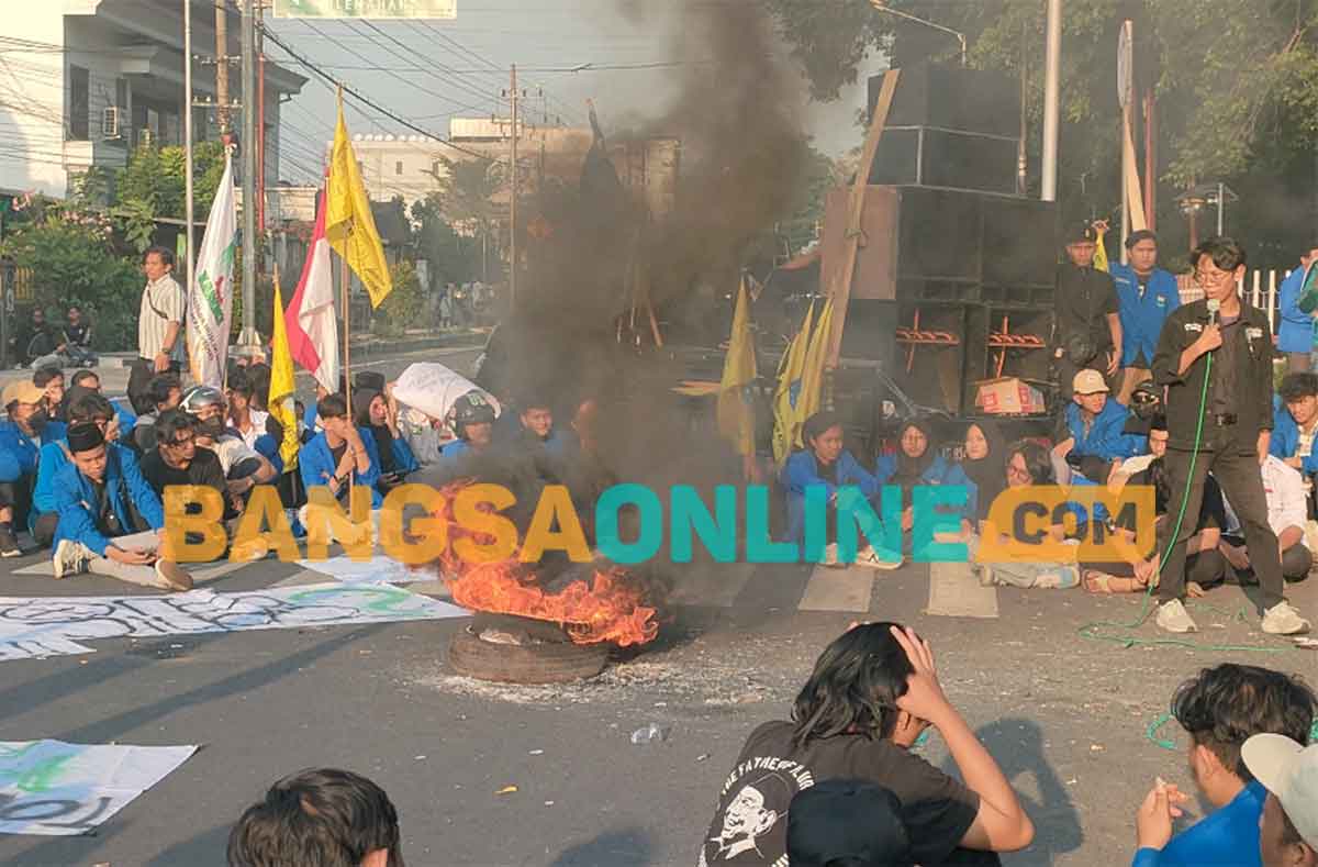 Mahasiswa saat membakar ban dalam demo di DPRD Kabupaten Kediri. Foto: MUJI HARJITA/BANGSAONLINE