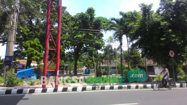 Salah satu lahan di jalan PK Bangsa Kota Kediri depan taman makam pahlawan yang akan dibangun taman kota. foto: arif kurniawan/ BANGSAONLINE