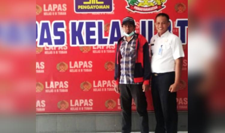 Eks napiter Imam Muhlis (jaket merah dan topi hitam) didampingi Kepala Lapas Klas IIB Tuban Siswarno.
