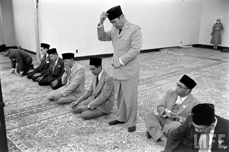 Sesama tokoh pejuang kemerdekaan RI KH Abdul Wahid Hasyim sangat dekat Soekarno.  Dalam foto tampak saat Kiai A. Wahid Hasyim dan Soekarno salat di Masjid Amerika Serikat (AS) pada tahun 1956.  Kiai Wahid Hasyim berada di sebelah kanan persis Soekarno yang sedang berdiri. Foto ini diambil di Masjid Amerika Serikat (AS) pada tahun 1956. Tampak juga tokoh NU KH Zainul Arifin yang berada di sebelah kiri Soekarno. Foto: civitas.com