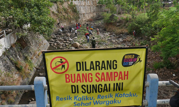 Para relawan saat bersih-bersih Sungai Puhsarang. (foto: ist).