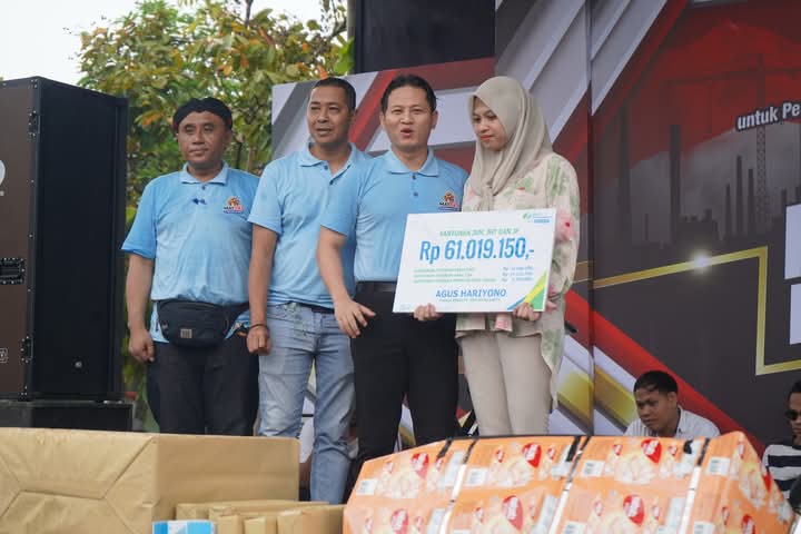 Bupati Arifin (nomor 2 dari kanan) dipanggung peringatan may day 