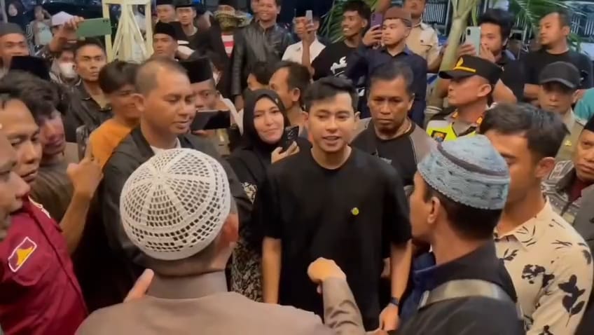 Suasana tegang saat mediasi penertiban Lyco Cafe Sampang