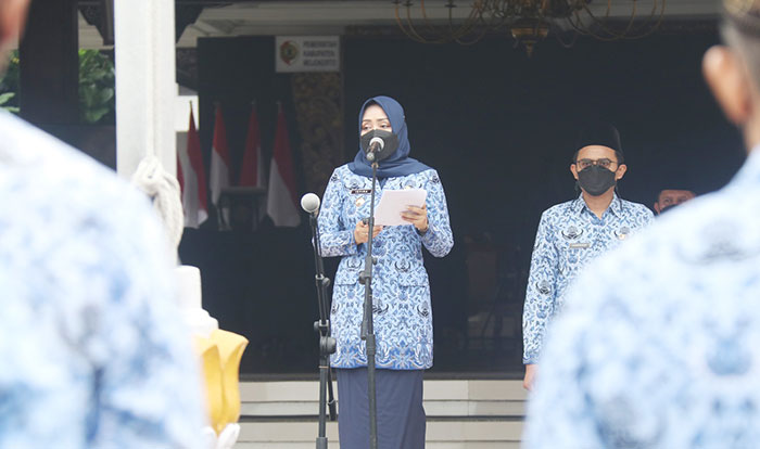 Bupati Mojokerto, Ikfina Fahmawati, ketika memimpin apel staf Pemkab Mojokerto.