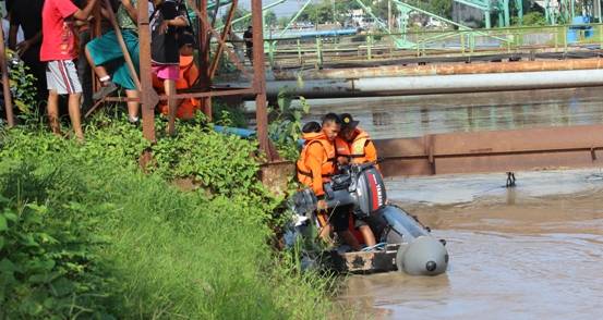 Tim Basarnas melakukan penyisiran untuk mencari pelajar SMP yang hanyut. Foto : khumaidi/BangsaOnline