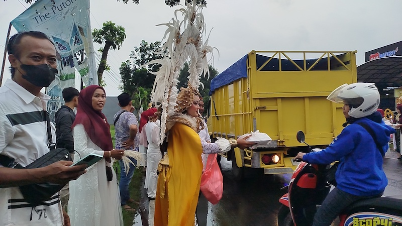 Komunitas Perias Pengantin di Jombang Berbagi Takjil dengan Cara Unik