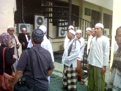 ?Jamaah Tajuk Muslim menunggu audiensi dengan pihak Polda. Foto:rusmiyanto/BANGSAONLINE