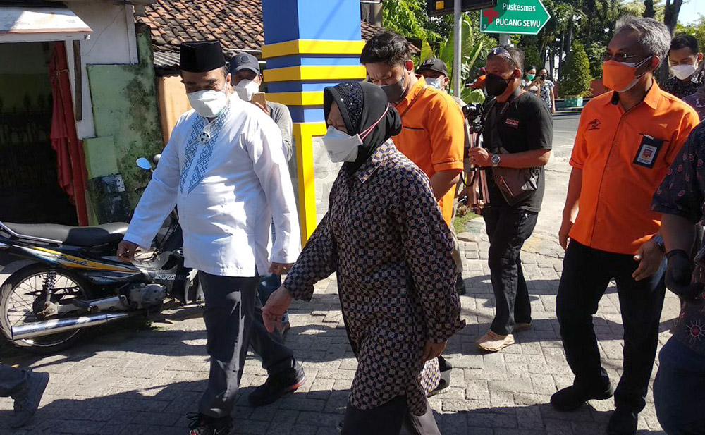 Menteri Sosial Tri Rismaharini saat turun ke Kelurahan Kertajaya, Kecamatan Gubeng, Kota Surabaya untuk mengecek penyaluran bantuan sosial (bansos) beras dari Kementerian Sosial, Selasa (20/7) siang. foto: BANGSAONLINE