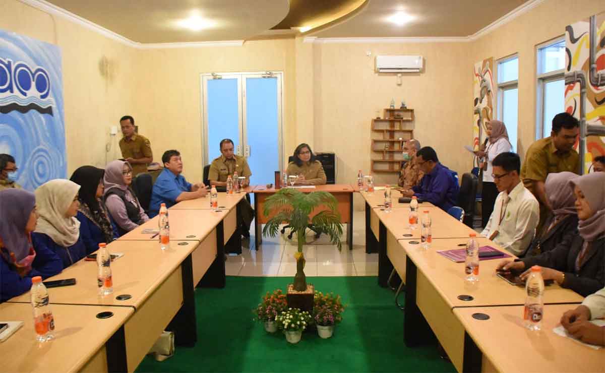 Pj Wali Kota Kediri, Zanariah, saat membuka bimbingan teknis dan workshop BUMD. Foto: Ist