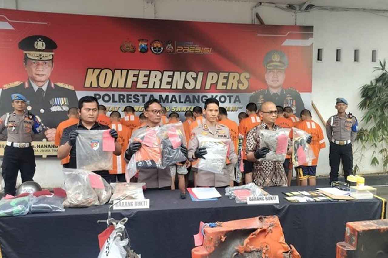 Wakapolresta Malang Kota, AKBP Oskar Syamsuddin saat konferensi pers di Polresta Malang Kota, Jumat (26/9/2025).