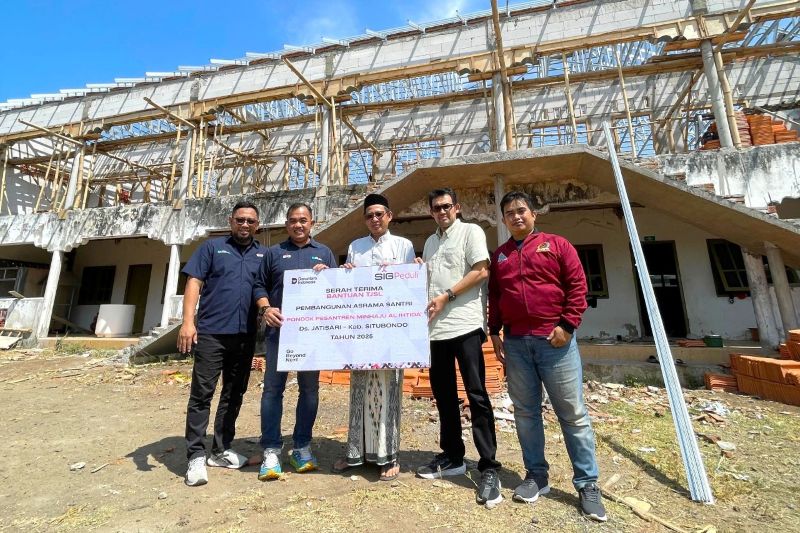 GM of CSR SIG, Edy Saraya (kedua kiri) menyerahkan bantuan pembangunan asrama santri kepada Kepala Ponpes Minhaju Al Ihtida’, Ali Yafi (tengah) di Desa Jatisari. FOTO: ist.
