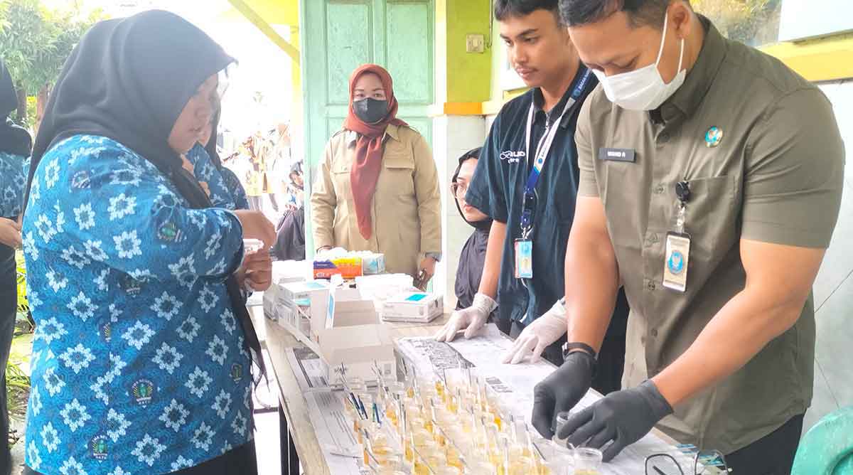 Petugas dari BNN saat melakukan tes urine di SMAN 2 Kota Batu.
