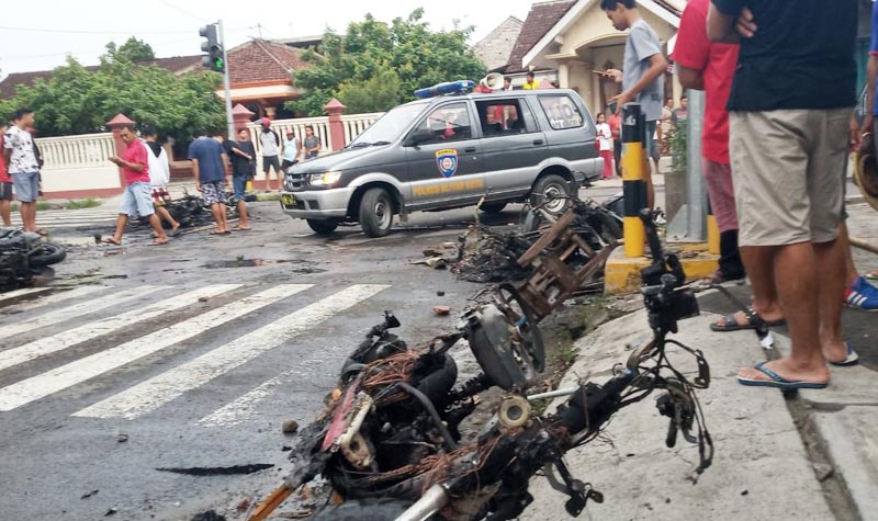 Sejumlah motor tampak menjadi arang usai dibakar oknum supporter jelang laga semifinal Piala Gubernur Persebaya Vs Arema di Stadion Soepriadi Kota Blitar.