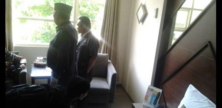 Suasana kamar hotel Malibu yang diduga kuat digunakan untuk hotel mesum. (Didi Rosadi/BANGSAONLINE)