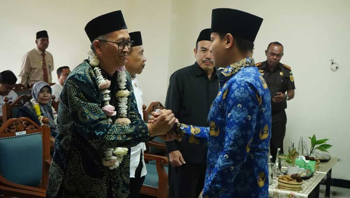 Bupati Trenggalek (kanan) saat menghadiri pelepasan ketua dan 2 hakim pengadilan agama setempat.