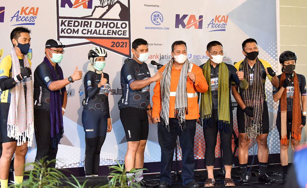 Wali Kota Kediri Abdullah Abu Bakar (empat dari kiri) didampingi Ketua TP PKK Kota Kediri Ferry Silviana Abdullah Abu Bakar (tiga dari kiri) dan para peserta KAI Kediri Dholo KOM Challenge 2021. foto: ist.