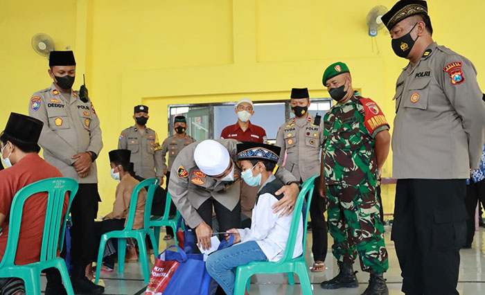 Kapolres Mojokerto, AKBP Rofiq Ripto Himawan, saat menyantuni anak yatim piatu dalam giat Safari Ramadan.