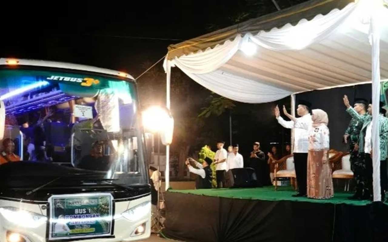 Bupati Blitar Rini Syarifah saat memberangkatkan jamaah haji di Pendopo Sasana Adi Praja Kanigoro, pada Rabu (29/5/2024).