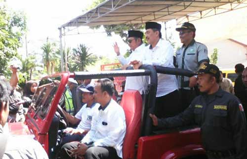 Daftar ke KPU Sidoarjo, Abah Ipul Naik Jeep 