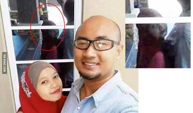 Lihatlah bayangan di kaca pintu... hiii. foto: repro mirror.co.uk