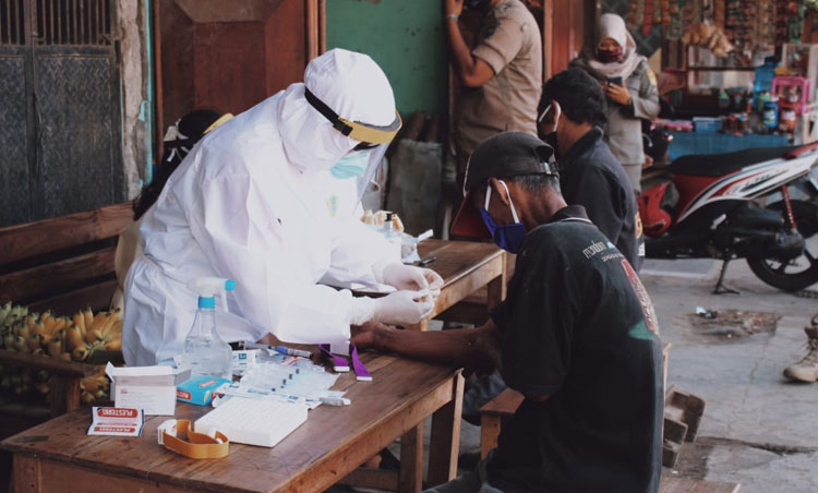 Salah satu pedagang saat menjalani rapid test.
