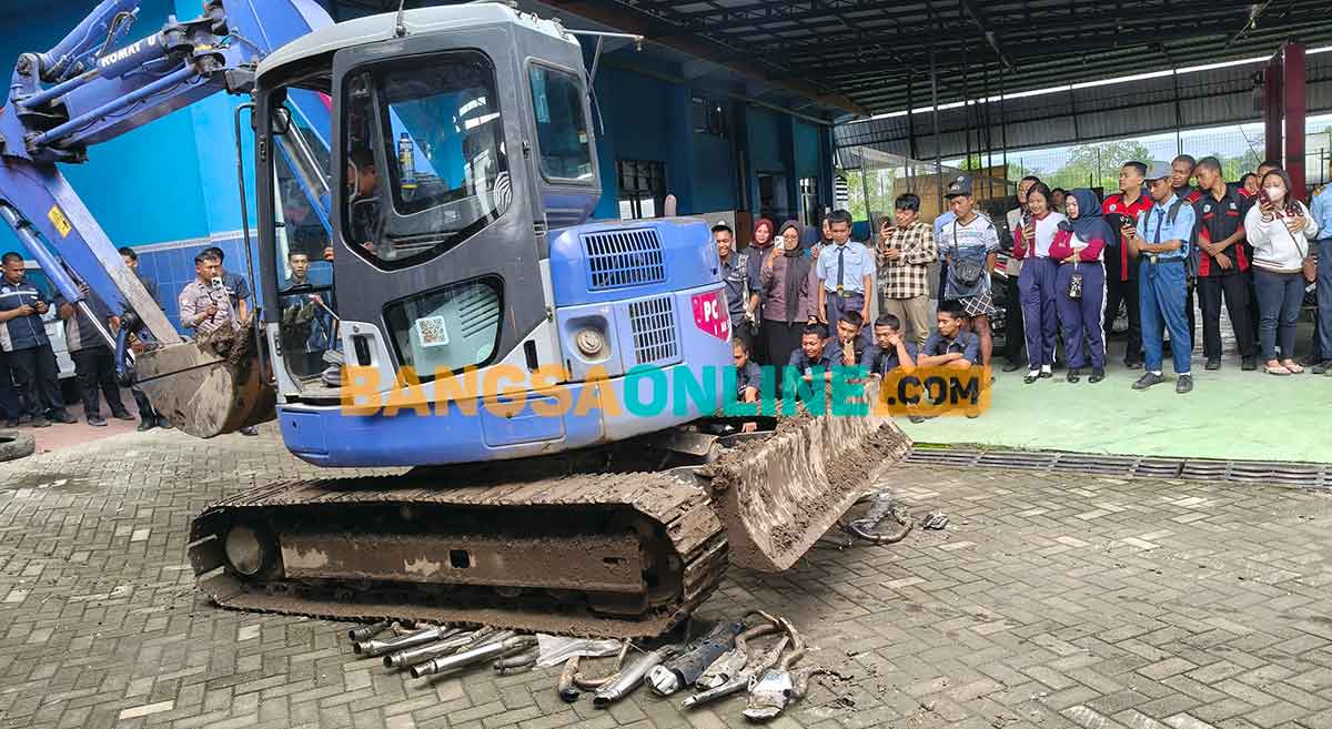 Satlantas Polres Blitar Razia 37 Motor Pelajar, Puluhan Knalpot Brong Dimusnahkan di Sekolah