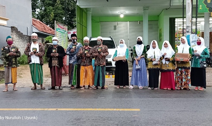 Penyuluh Agama Islam (PAI) Bangkalan bersama KUA Klampis, LAZ Sidogiri Bangkalan, serta PAC IPNU-IPPNU Klampis foto bareng sebelum membagikan takjil.