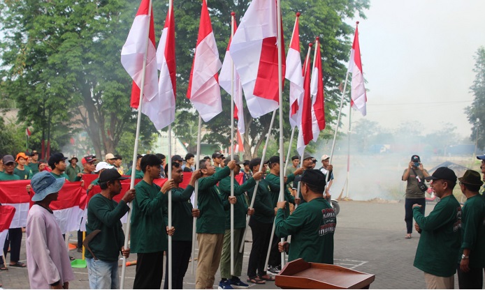 DPD LDII Gresik saat pembukaan Gerakan Kerja Bakti Nasional dan penerimaan bendera merah putih dari Kesbangpol Gresik. Foto: SYUHUD/ BANGSAONLINE.