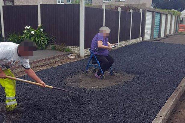 Si Mbah bikin pekerjaan pengaspalan tidak sempurna. foto: repro mirror.co.uk