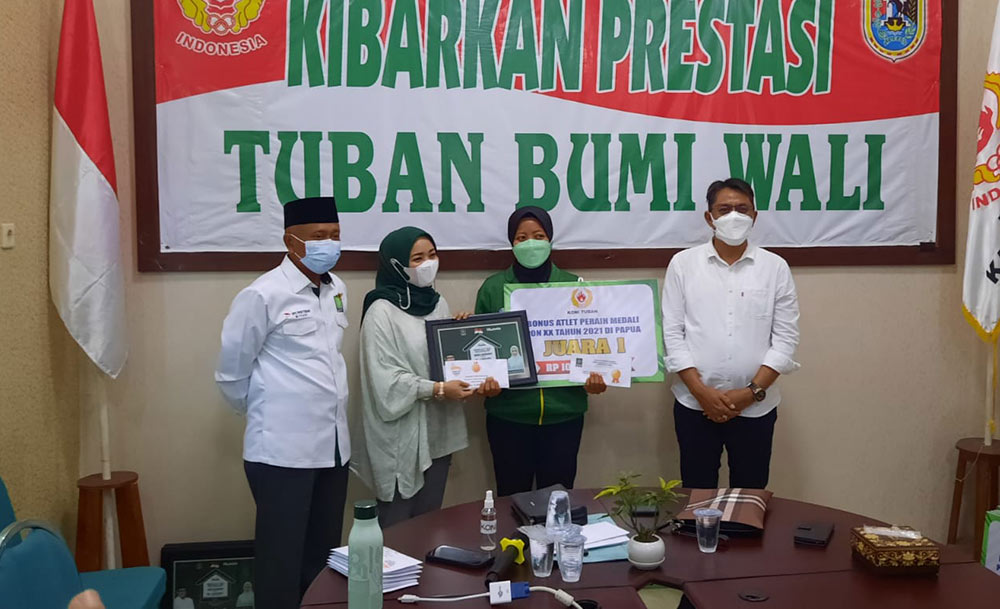 Salah satu atlet putri dari Tuban saat menerima bonus atas prestasi yang diraihnya di ajang PON XX Papua. 