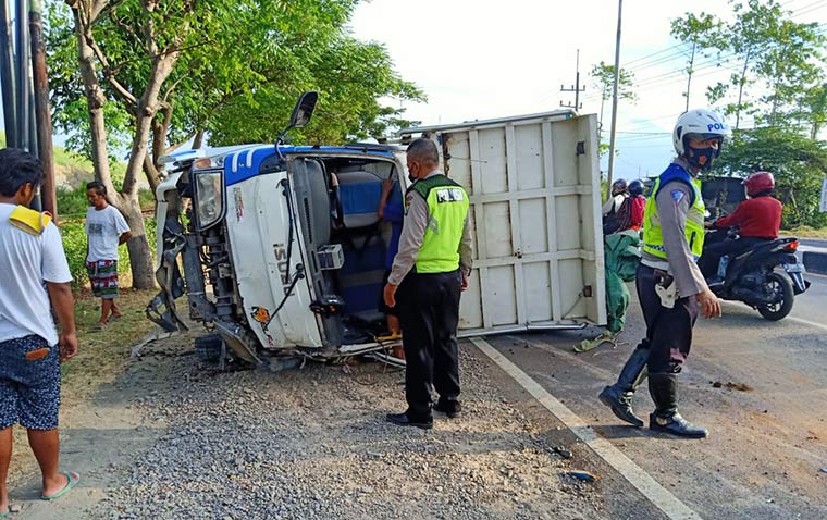 Sopir Ngantuk, Dump Truck Terguling di Jalan Raya Jatirejo Sidoarjo