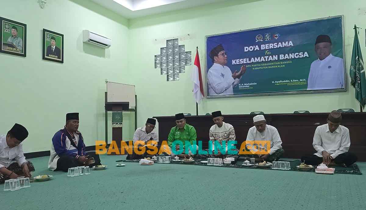 Doa bersama yang digelar DPC PKB Bangkalan. Foto: SUBAIDAH/BANGSAONLINE