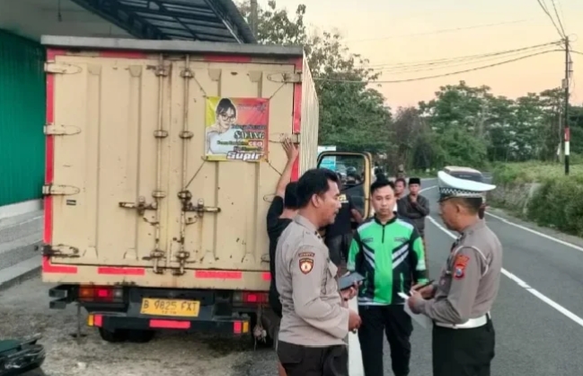 Anggota Satlantas Polres Pamekasan saat melakukan olah TKP