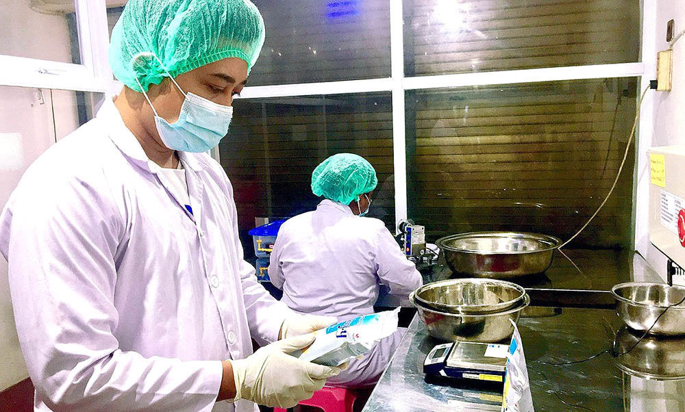 Pemilik Keripik Tempe Pakuaty, Billy Bachtiar, saat menunjukkan produknya. foto: ist.