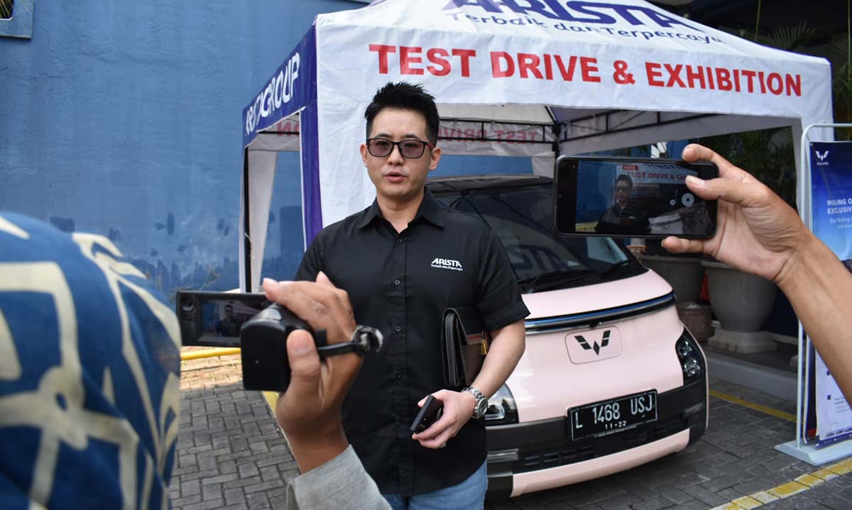 Operational Manager Wuling Arista Jatim, Yansen Tan, saat memberi keterangan kepada awak media. Foto: Ist