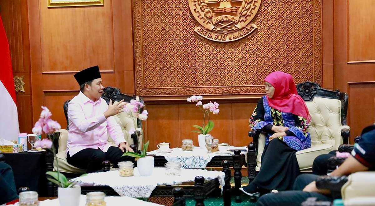 Bupati Jember, Muhammad Fawait, saat berbincang dengan Gubernur Khofifah terkait penanganan banjir.