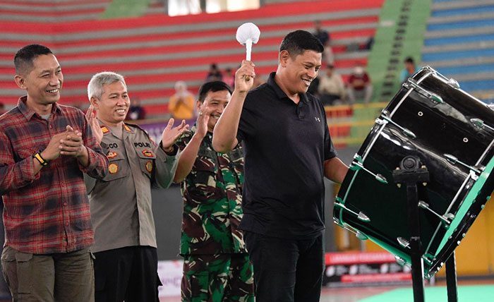 Wali Kota Kediri, Abdullah Abu Bakar, saat menabuh drum sebagai tanda dimulainya lomba marching band didampingi Kepala Satpol PP Kota Kediri, Eko Lukmono (paling kiri) dan perwakilan Forkompinda. Foto: Ist