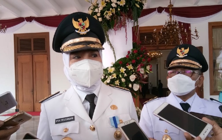 Bupati Banyuwangi Ipuk Fiestiandani memberi keterangan pada wartawan usai dilantik oleh Gubernur Jatim. 