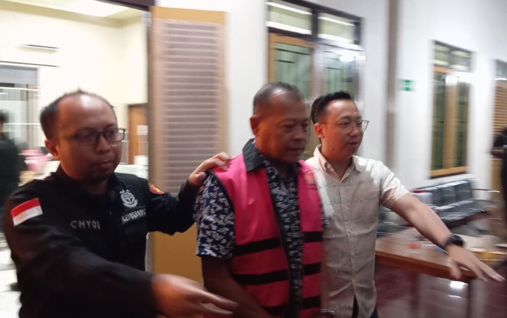 DC saat digelandang oleh anggota Kejari Kabupaten Blitar