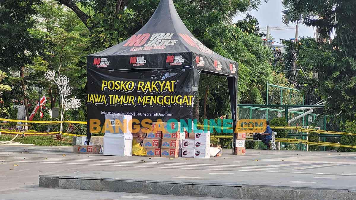 Inilah tenda yang didirikan Muhammad Sholeh untuk posko menggugat Gubernur Jawa Timur Khofifah Indar Parawansa. Tenda kecil itu didirikan di dekat Monomen Gubernur Surya di depan Gedung Negara Grahadi Jalan Gubernur Suryo Kaliasin Surabaya. Foto: BANGSAONLINE