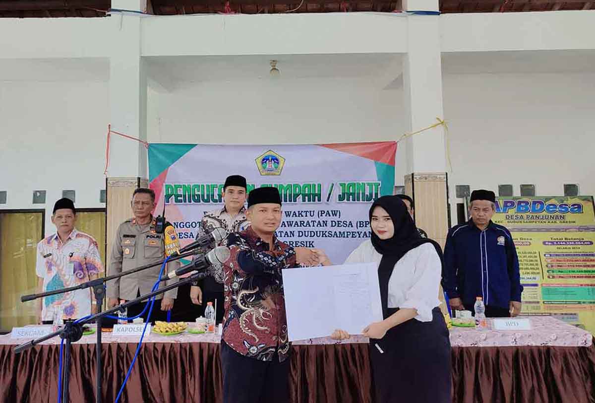 Camat Duduksampeyan, Merista Dedi Hartadi (kiri), disaksikan Pj Kades Panjunan, Aji Setiawan, saat melantik Dwi Novita sebagai anggota BPD PAW. Foto: Ist